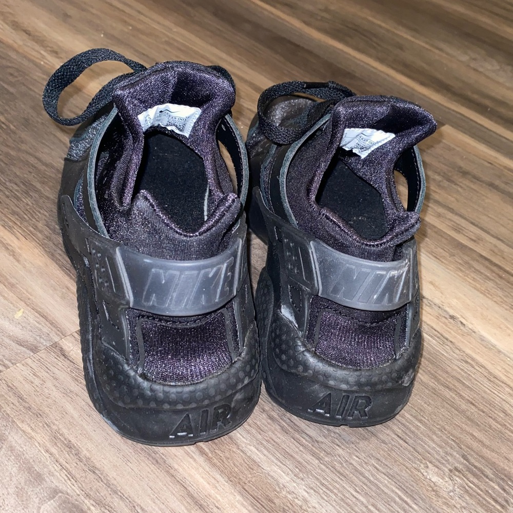 WORN ONCE TRIPLE BLACK AIR HUARACHES - Picture 4 of 7